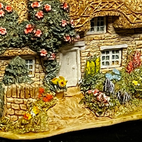 Lilliput Lane -Tuppenny Bun - England Collection - Picture 5 of 12